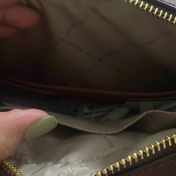 Micheal Kors Jet set Leather Crossbody Bag - Picture 6 of 14